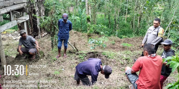Tak Hanya ke Rumah Warga, Bhabinkamtibmas Sambangi Kebun Petani Sampaikan Pesan Kamtibmas