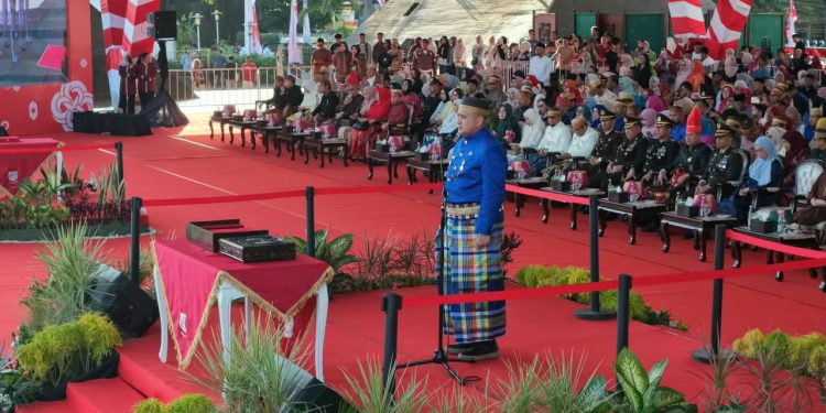 Wali Kota Makassar Pimpin Penurunan Bendera HUT RI ke-81 dengan Balutan Pakaian Adat Bugis
