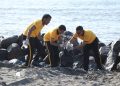 Ratusan Personel Polres Bulukumba Bersihkan Pantai Merpati, Kapolres Turun Langsung