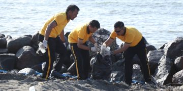 Ratusan Personel Polres Bulukumba Bersihkan Pantai Merpati, Kapolres Turun Langsung