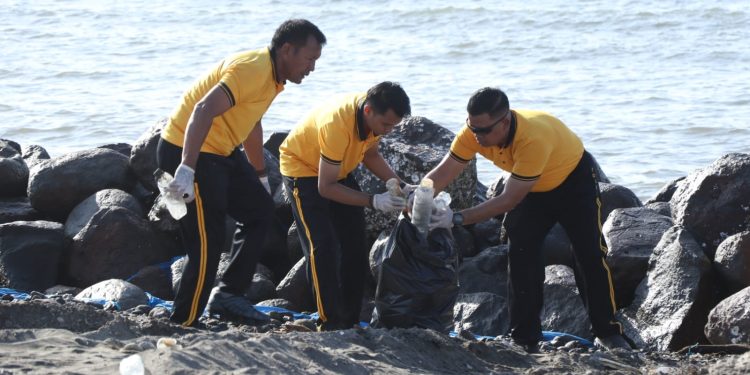 Ratusan Personel Polres Bulukumba Bersihkan Pantai Merpati, Kapolres Turun Langsung