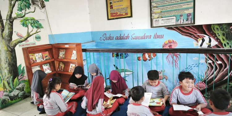 Pojok Literasi Siswa “POLISI” Hadir di SDN Pongtiku 2, Bangun Budaya Baca