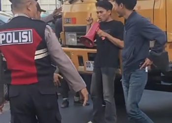 Puluhan Mahasiswa HIMAPOLINDO Gelar Unjuk Rasa di Jalan Sultan Alauddin Makassar, Sampaikan 8 Tuntutan Utama