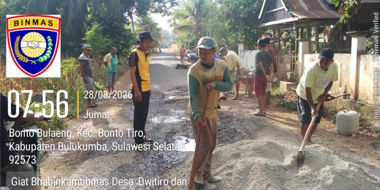 Sinergi Polisi & Warga! Bhabinkamtibmas Bantu Perbaiki Jalan Berlubang Bontotiro