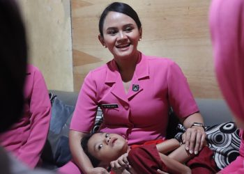 Penuh Kasih Sayang! Ketua Bhayangkari Bulukumba Peluk Anak Polisi Lumpuh Sejak Lahir