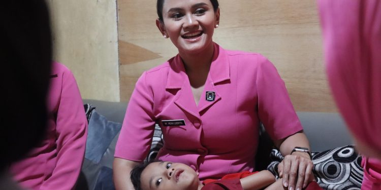 Penuh Kasih Sayang! Ketua Bhayangkari Bulukumba Peluk Anak Polisi Lumpuh Sejak Lahir