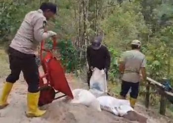 Gotong Royong di Medan Sulit, Bhabinkamtibmas Bersama Warga Perbaiki Irigasi