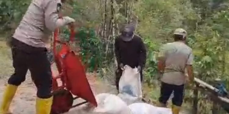 Gotong Royong di Medan Sulit, Bhabinkamtibmas Bersama Warga Perbaiki Irigasi