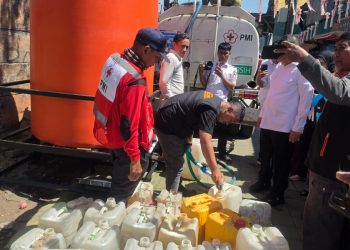 Warga Antre Air Bersih di Tengah Kemarau, Appi Langsung Susuri Lorong Pastikan Bantuan
