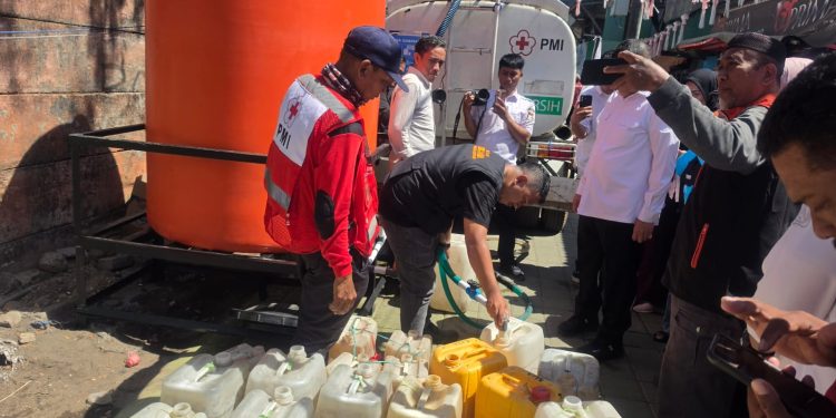 Warga Antre Air Bersih di Tengah Kemarau, Appi Langsung Susuri Lorong Pastikan Bantuan