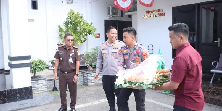 Kejutan Hangat! Kapolres Bulukumba Bawa Tumpeng ke Kejaksaan Negeri Peringati Hari Adhyaksa Ke-81