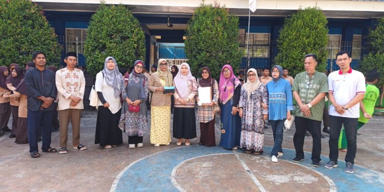 Alumni AS486 SMP Negeri 4 Makassar Serahkan Sumbangan Dana untuk Mushollah Nurul Ilmi
