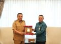 Pemkot Makassar dan BPJS Serahkan Santunan Ratusan Juta untuk Ahli Waris Pekerja Rentan