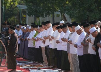 Kemarau Panjang, Wali Kota Makassar Bersama Warga Salat Istisqa di Al-Markaz