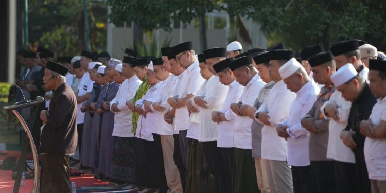 Kemarau Panjang, Wali Kota Makassar Bersama Warga Salat Istisqa di Al-Markaz