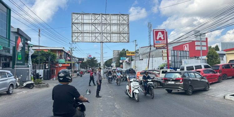 Cegah Kemacetan! Personel Polres Bulukumba Atur Lalu Lintas di SPBU