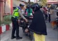 Hadir di Tengah Warga! Kasat Lantas Gowa Sapa & Dengarkan Keluhan di Antrean BBM