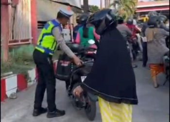 Hadir di Tengah Warga! Kasat Lantas Gowa Sapa & Dengarkan Keluhan di Antrean BBM