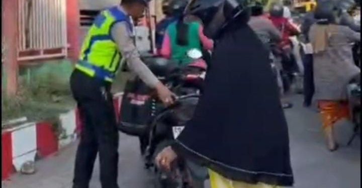 Hadir di Tengah Warga! Kasat Lantas Gowa Sapa & Dengarkan Keluhan di Antrean BBM