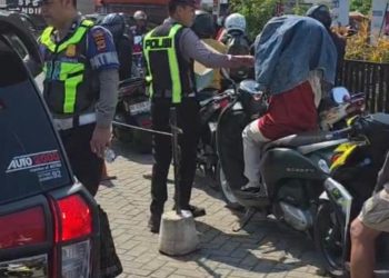 Di Tengah Antrean BBM Panjang, Sat Lantas Palopo Hadir Beri Kesejukan
