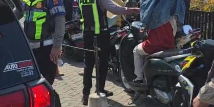 Di Tengah Antrean BBM Panjang, Sat Lantas Palopo Hadir Beri Kesejukan