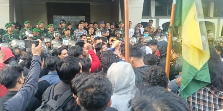 Ratusan Massa Serbu Kantor Pertamina Makassar! Pagar Roboh, Tuntut GM Mundur