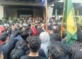 Kapolrestabes & Wakapolda Hadir, Massa Desak Pertamina Selesaikan Krisis BBM!