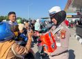 Di Tengah Antrean Panjang, Polwan Bulukumba Bagikan Air Mineral & Permen