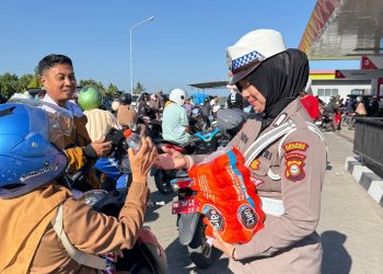 Di Tengah Antrean Panjang, Polwan Bulukumba Bagikan Air Mineral & Permen