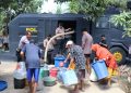 Sumur Kering & Air Asin! Polisi Hadir Bawa Air Bersih ke Warga
