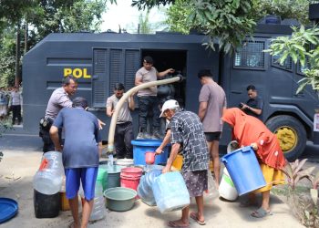 Sumur Kering & Air Asin! Polisi Hadir Bawa Air Bersih ke Warga