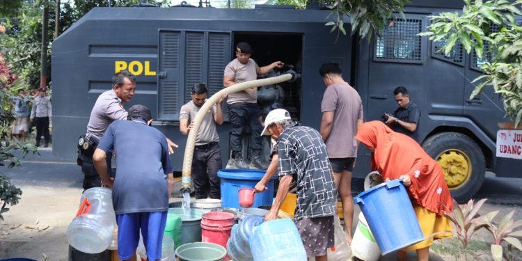 Sumur Kering & Air Asin! Polisi Hadir Bawa Air Bersih ke Warga