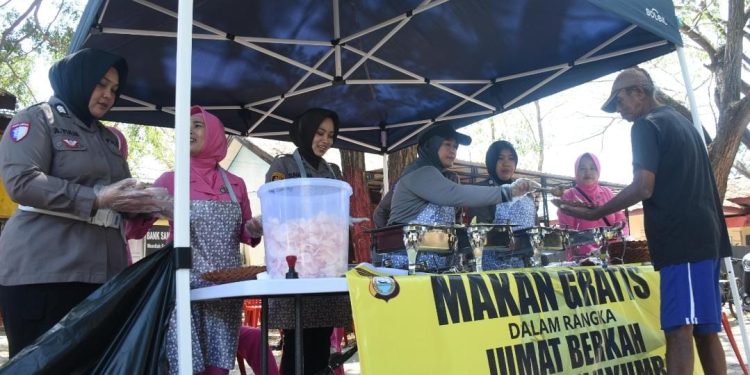 Penuh Kebaikan! Polres Bulukumba Gelar Jumat Berkah, Bagikan Makanan Gratis