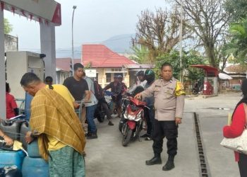 Pastikan Lancar! Bhabinkamtibmas Pontap Pantau Distribusi BBM Nelayan