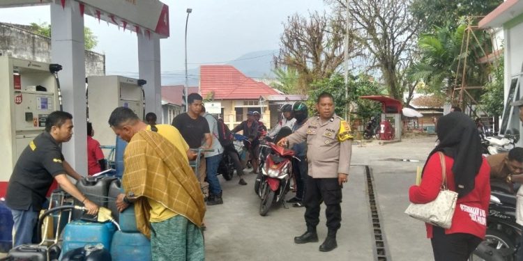 Pastikan Lancar! Bhabinkamtibmas Pontap Pantau Distribusi BBM Nelayan