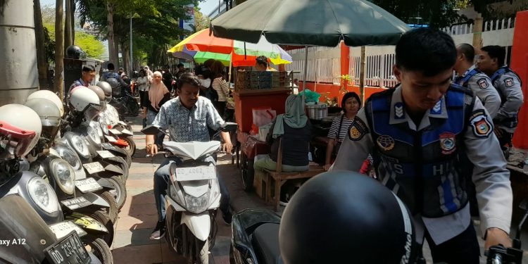 Tak Boleh Parkir di Trotoar! Perumda Parkir Sterilkan SDN Sudirman