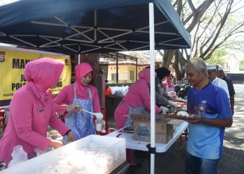 Tulus Berbagi! Polres Bulukumba Bagikan Makanan Gratis untuk Warga