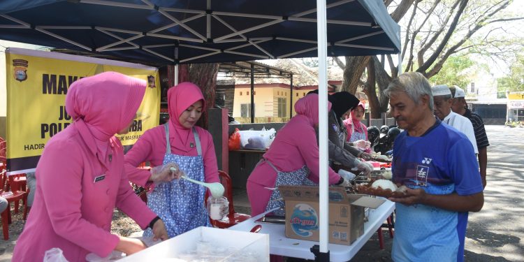 Tulus Berbagi! Polres Bulukumba Bagikan Makanan Gratis untuk Warga