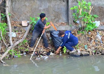 Direksi hingga Staf Perumda Air Minum Makassar Turun Bersihkan Saluran Air Baku