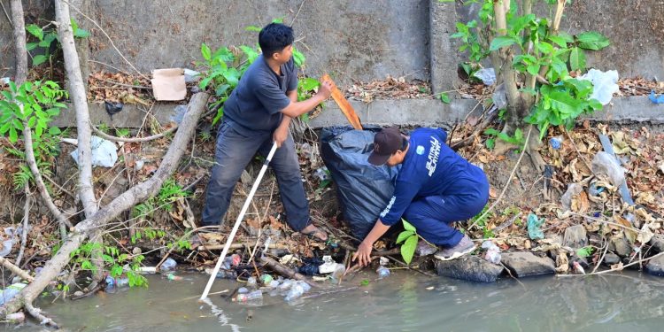 Direksi hingga Staf Perumda Air Minum Makassar Turun Bersihkan Saluran Air Baku