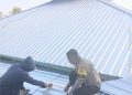 Bhabinkamtibmas Polres Bulukumba Turun Langsung Bantu Warga Perbaiki Atap Masjid Nurul Taqwa