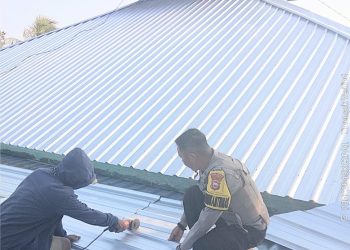 Bhabinkamtibmas Polres Bulukumba Turun Langsung Bantu Warga Perbaiki Atap Masjid Nurul Taqwa