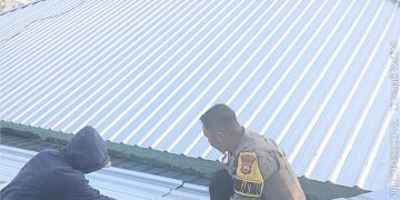 Bhabinkamtibmas Polres Bulukumba Turun Langsung Bantu Warga Perbaiki Atap Masjid Nurul Taqwa