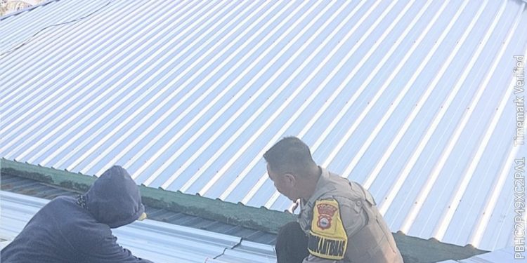Bhabinkamtibmas Polres Bulukumba Turun Langsung Bantu Warga Perbaiki Atap Masjid Nurul Taqwa