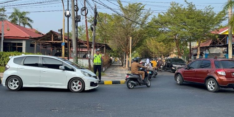 Satlantas Polres Palopo Atur Arus Pagi di Traffic Light Telkom, Teguran Humanis Diberikan