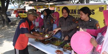 Jumat Berkah Polres Bulukumba: Stop Kendaraan Kurir-Bentor, Bagikan Makanan Gratis