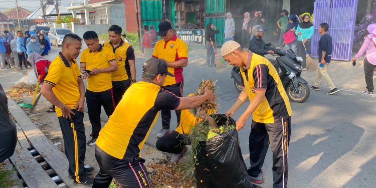 Wujudkan Kota Bersih, Polres Palopo Pimpin Kerja Bakti di Jalan Benteng Raya