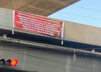 GARIK Bentang Spanduk Ultimatum Kapolda Sulsel, Desak Periksa PT AK Indonesia