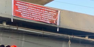 GARIK Bentang Spanduk Ultimatum Kapolda Sulsel, Desak Periksa PT AK Indonesia