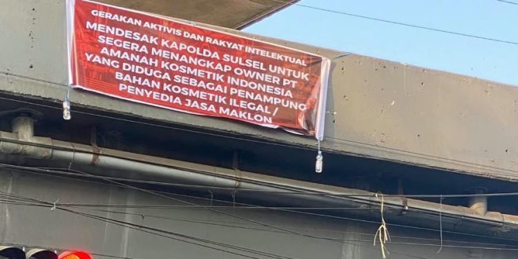GARIK Bentang Spanduk Ultimatum Kapolda Sulsel, Desak Periksa PT AK Indonesia
